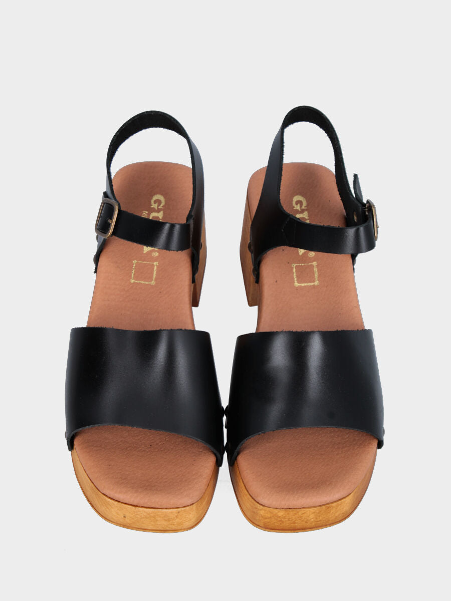 Zoccolo nero in pelle con fascia ad ondine chiodata
