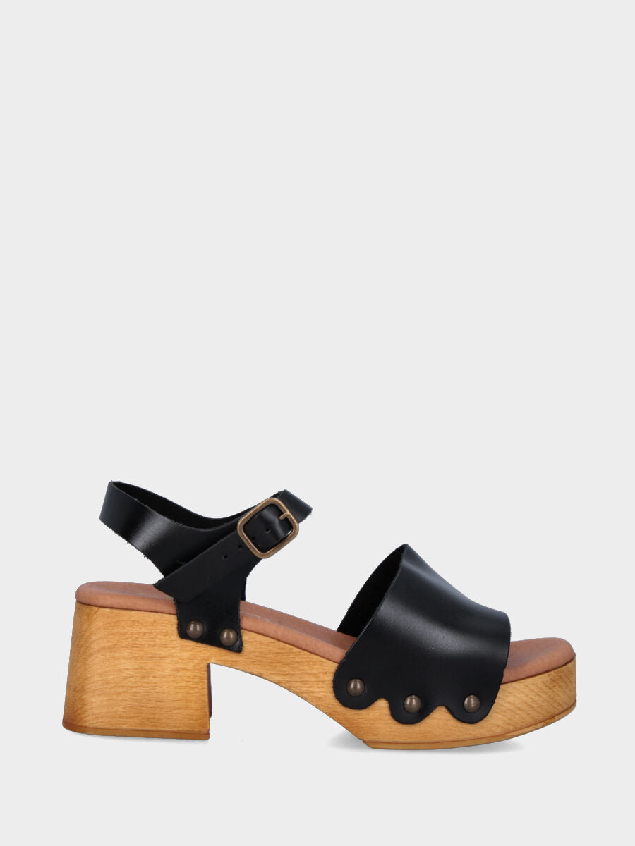 Zoccolo nero in pelle con fascia ad ondine chiodata