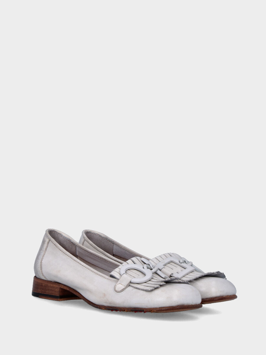 Mocassino bianco sporco in pelle con frange ed accessorio metallico
