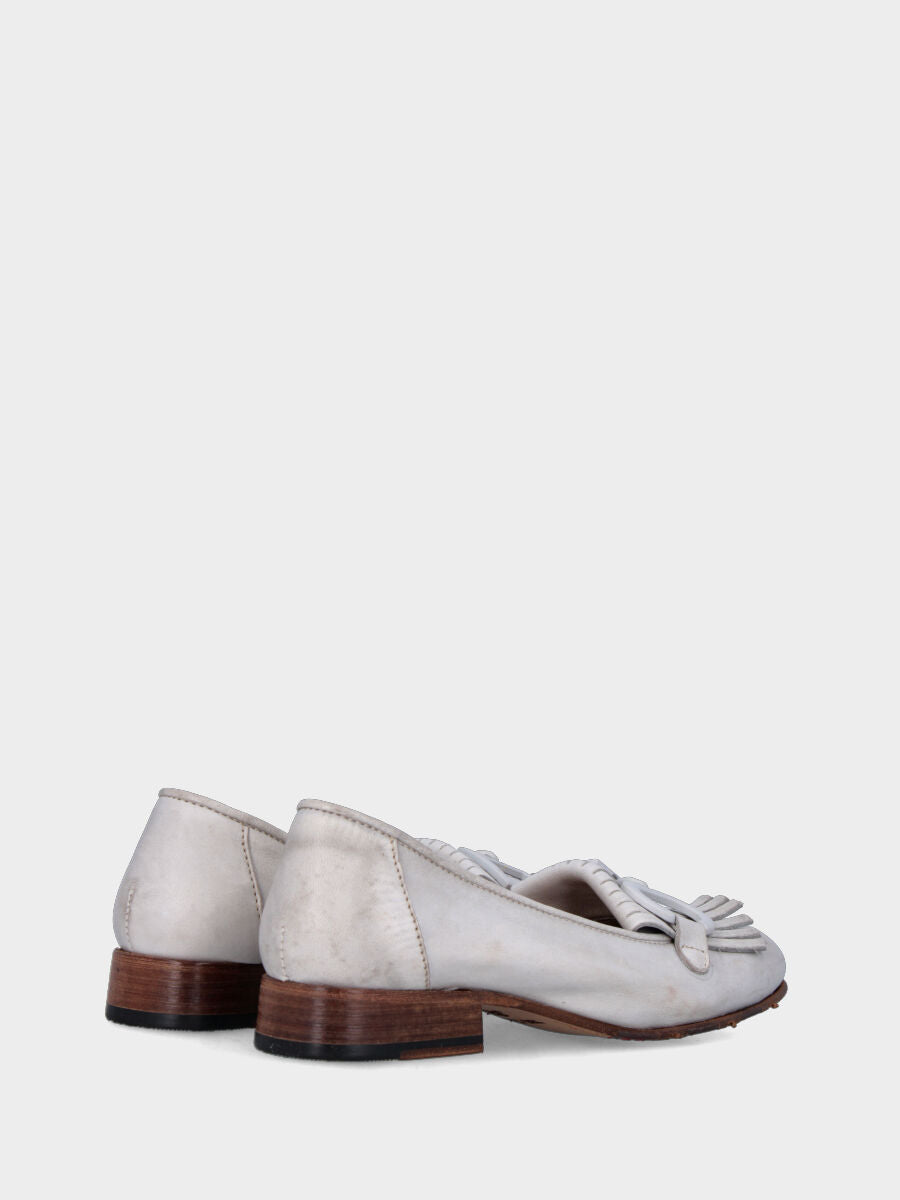 Mocassino bianco sporco in pelle con frange ed accessorio metallico
