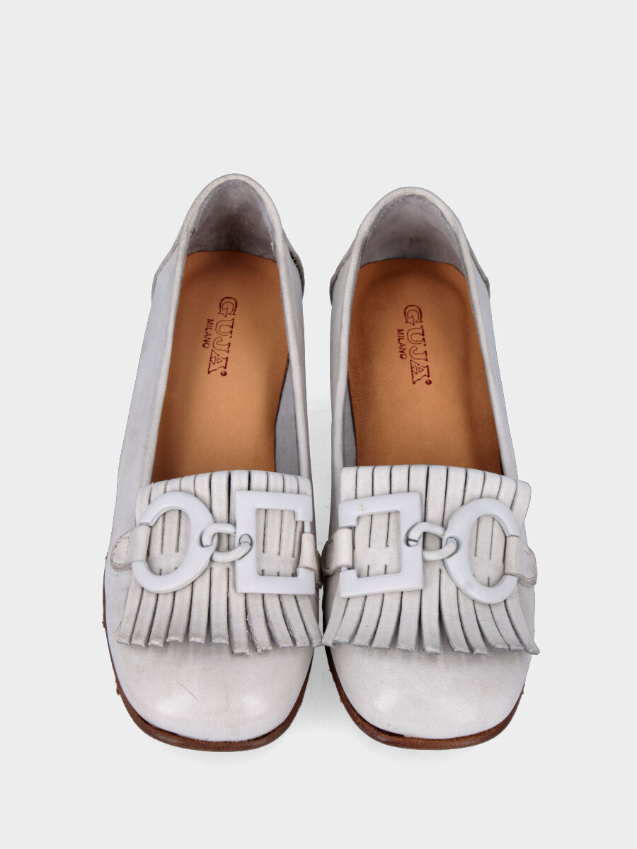 Mocassino bianco sporco in pelle con frange ed accessorio metallico