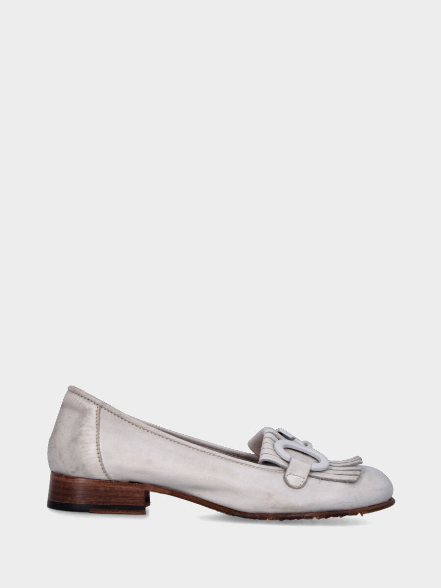 Mocassino bianco sporco in pelle con frange ed accessorio metallico