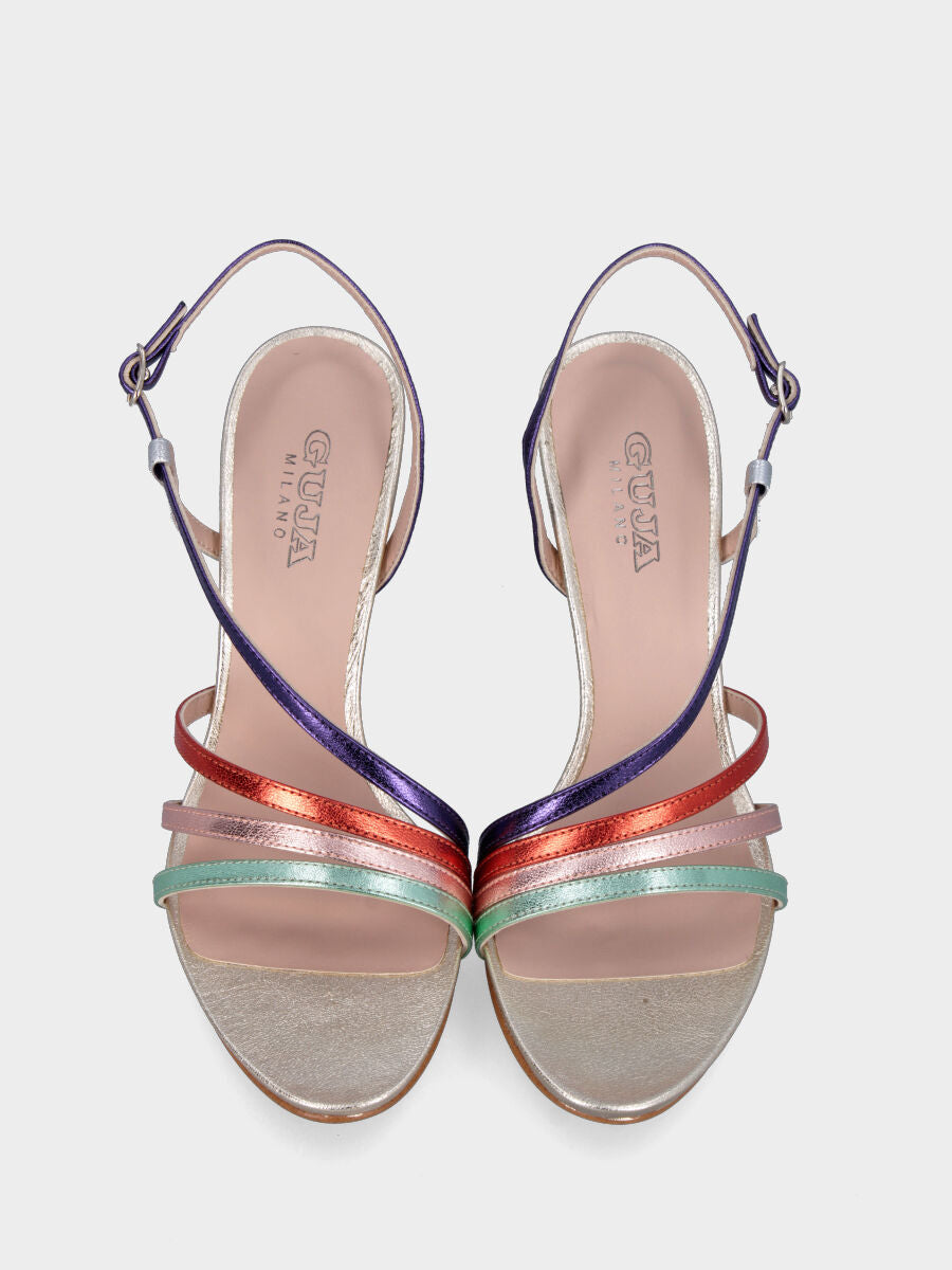 Sandalo platino in pelle laminata con listini obliqui multicolor e plateau