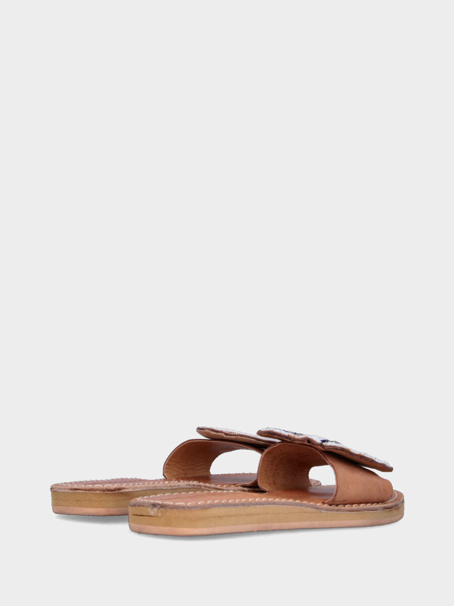 Ciabattina beige in pelle con forme geometriche di perline a fiori