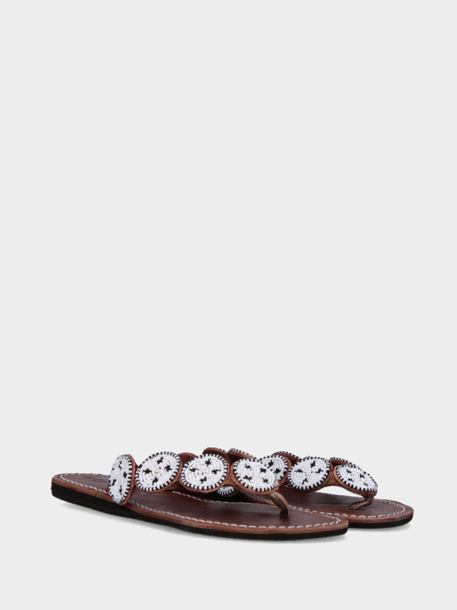 Sandale tongs marron foncé avec perles blanches