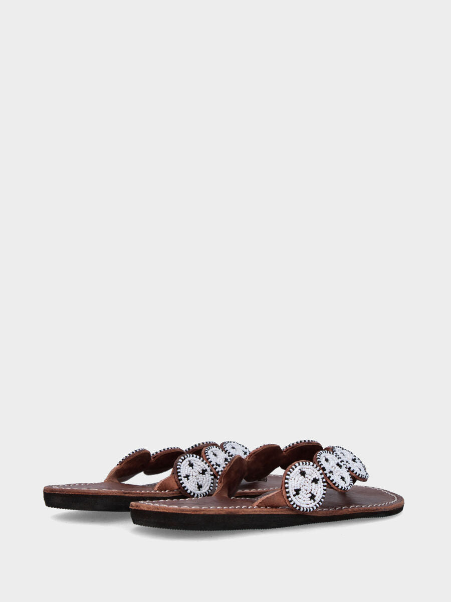 Sandale tongs marron foncé avec perles blanches