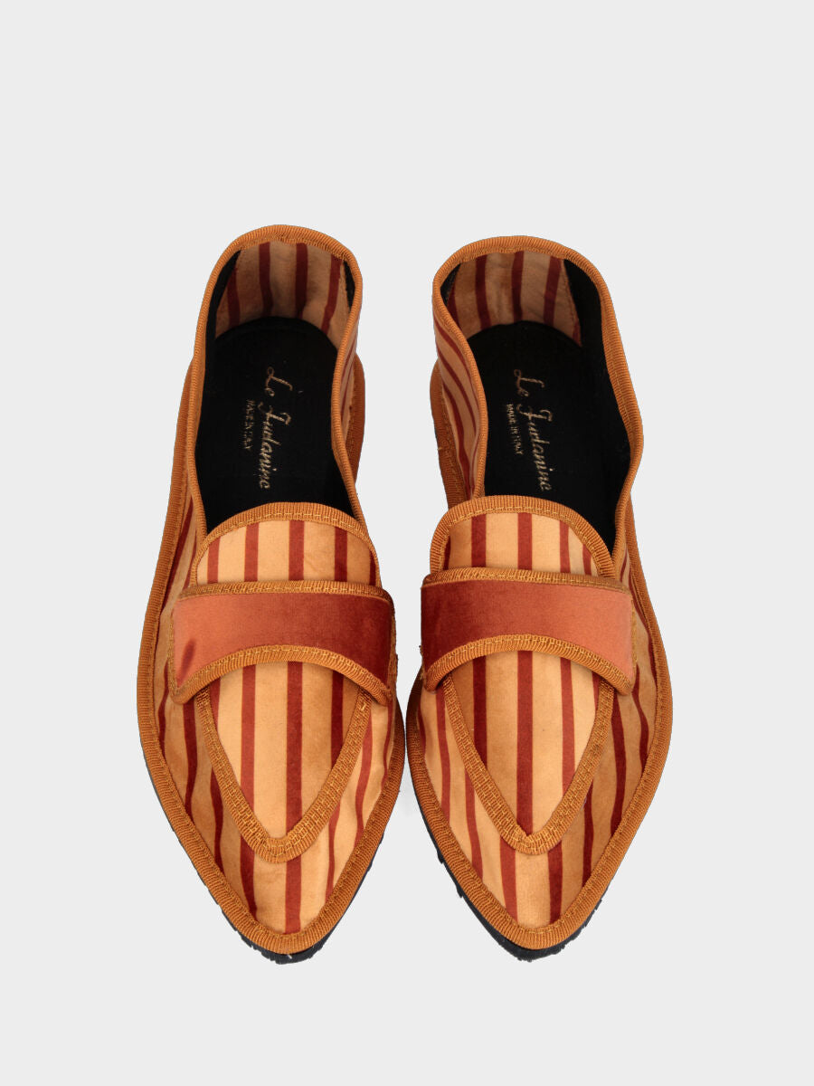 Sandalo monoblocco in vitello rosso con fascia ripiegata