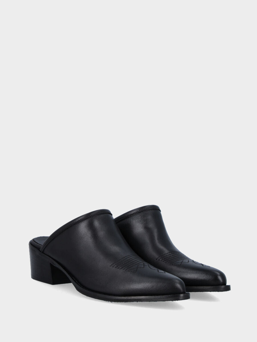 Sabot noir en cuir avec broderies à l'avant