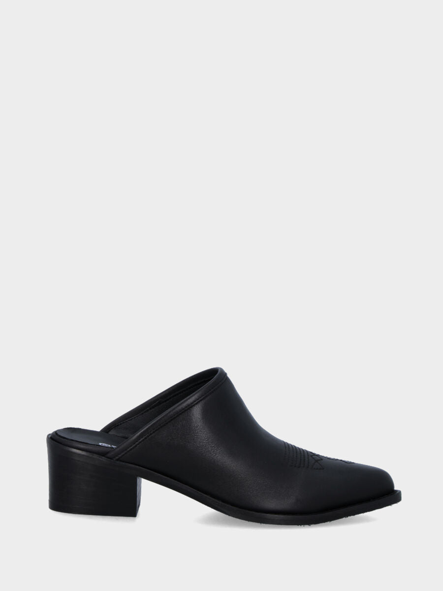 Sabot noir en cuir avec broderies à l'avant