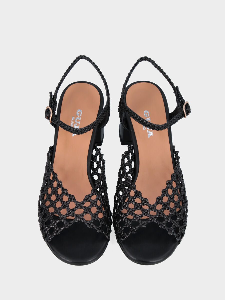 Sandalo nero in pelle intrecciata traforata con tacco largo