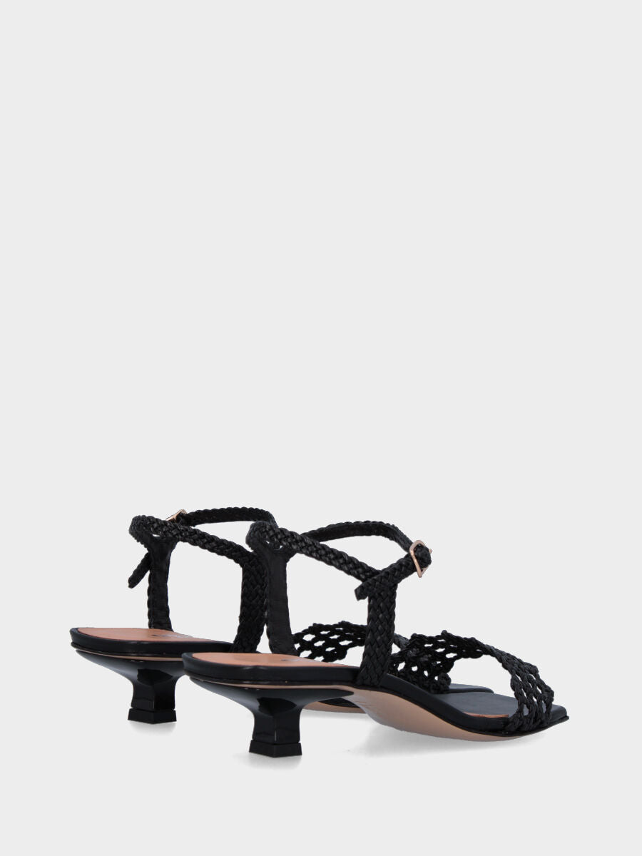 Sandalo nero in pelle con fascia intrecciata e traforata