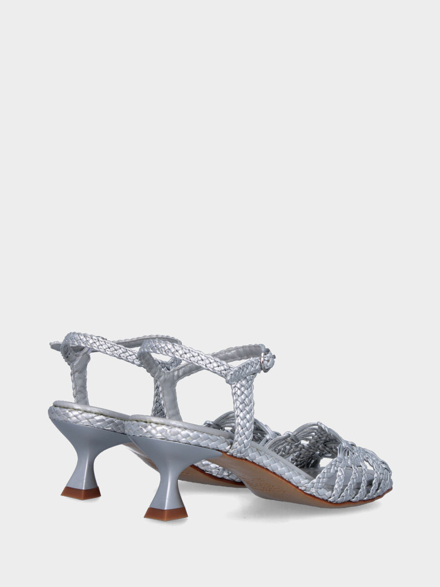 Sandalo argento in pelle laminata intrecciata con fascetta elaborata