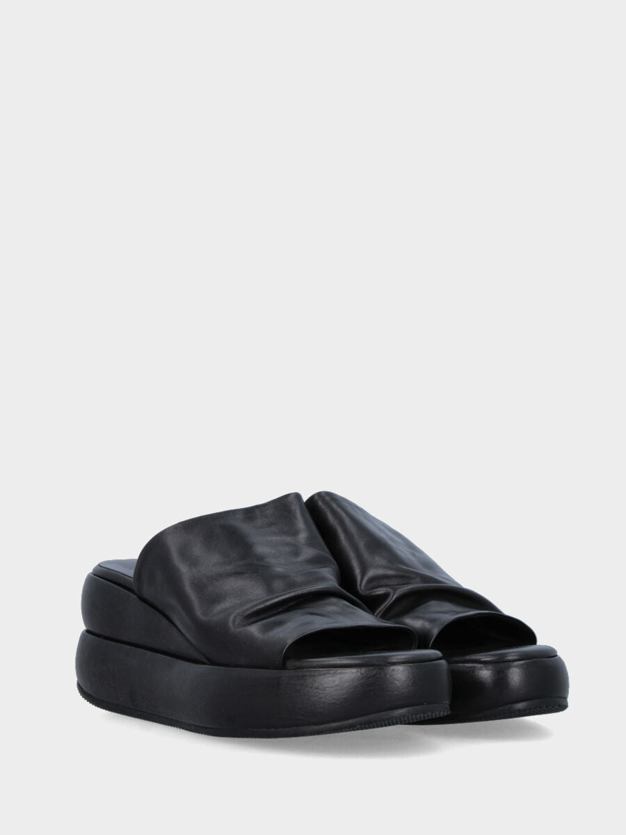 Ciabatta nera in pelle con fascia e platform bombato