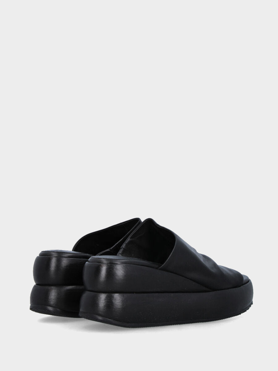 Ciabatta nera in pelle con fascia e platform bombato