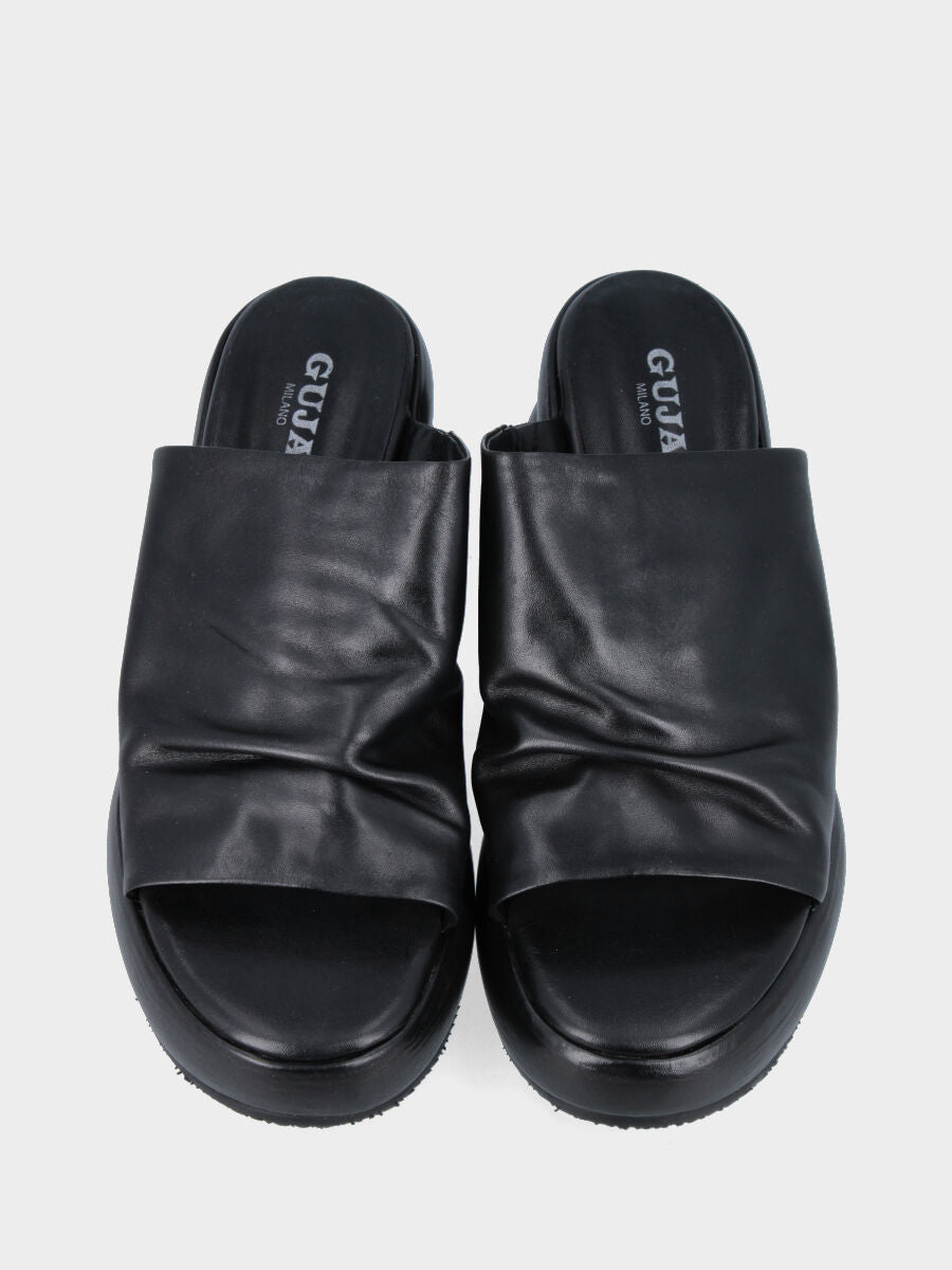 Ciabatta nera in pelle con fascia e platform bombato