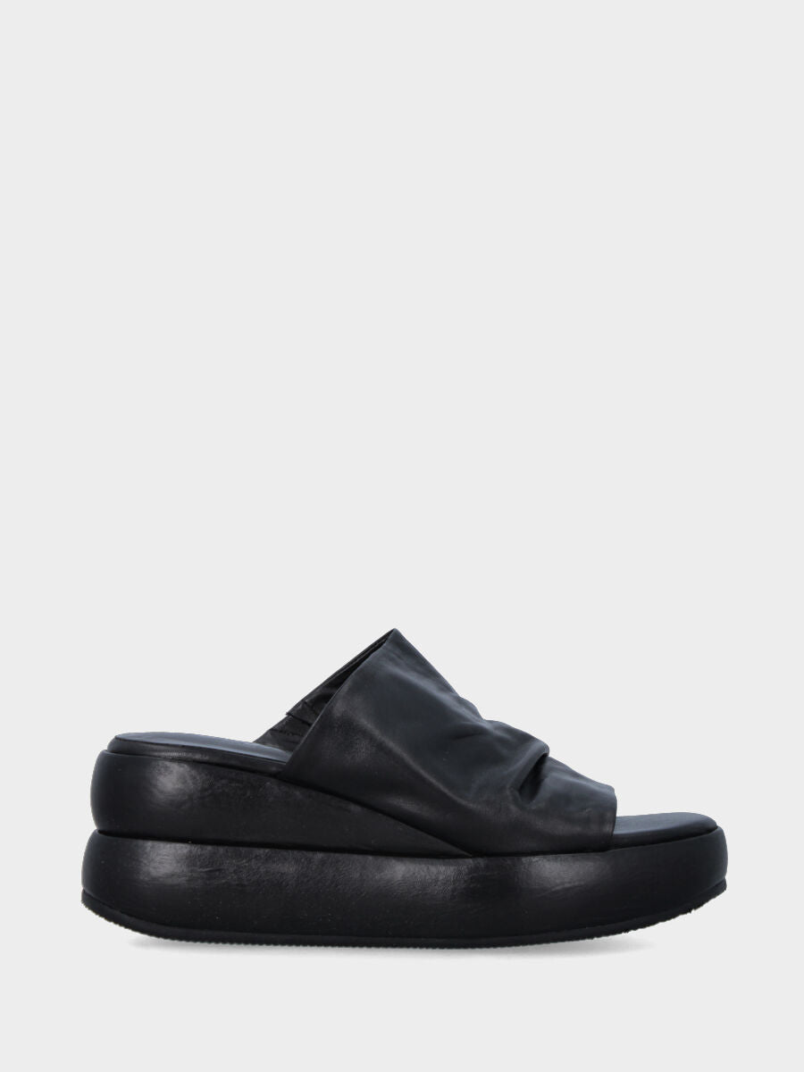 Ciabatta nera in pelle con fascia e platform bombato
