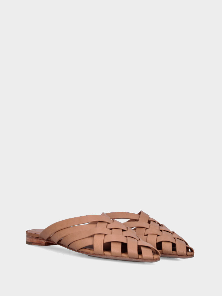 Sabot beige in pelle a punta sfilata con fascette incrociate