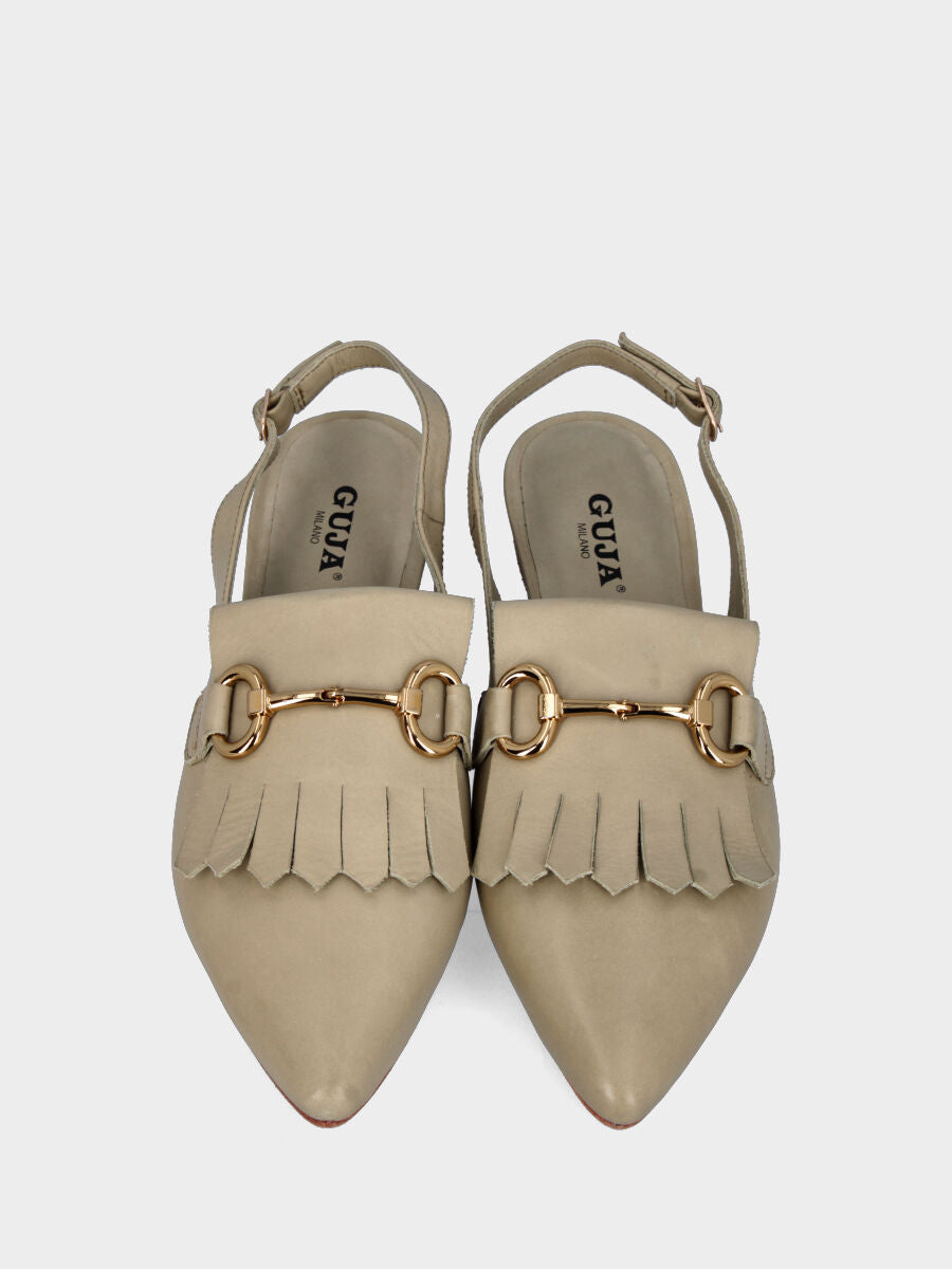 Slingback verde in pelle con frangia e morsetto metallico