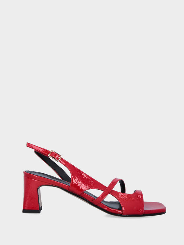 Sandalo rosso in vernice con scollo e listini asimmetrici