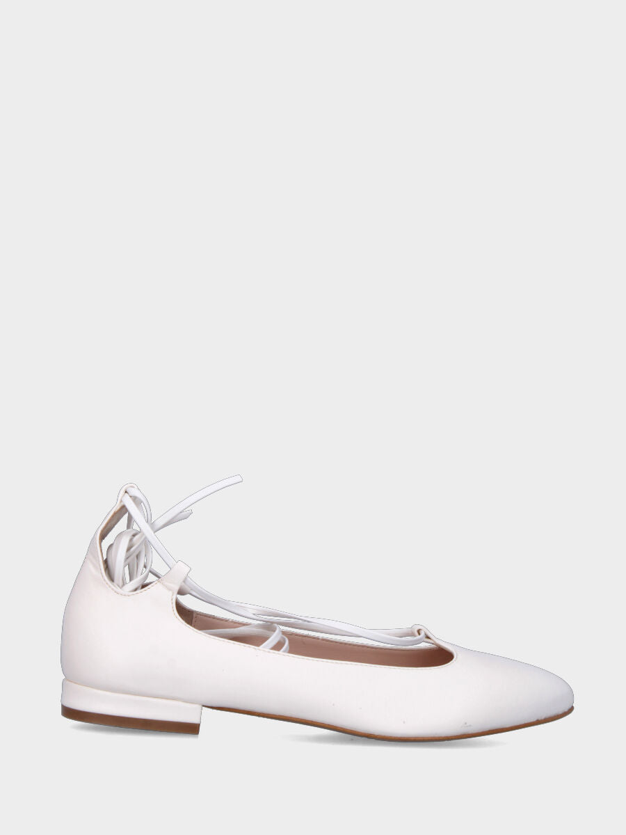 Ballerine blanche en cuir avec lacet à la cheville
