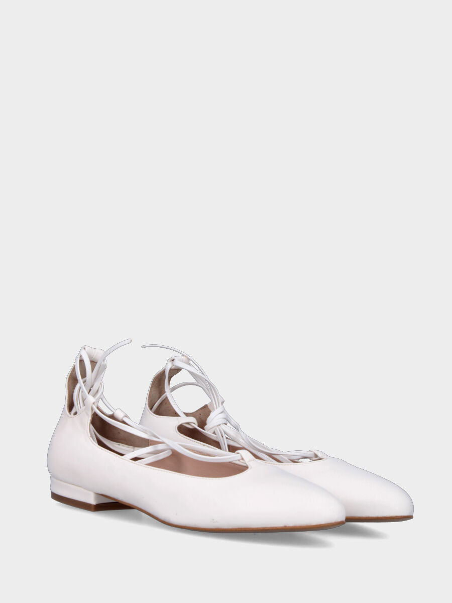 Ballerine blanche en cuir avec lacet à la cheville