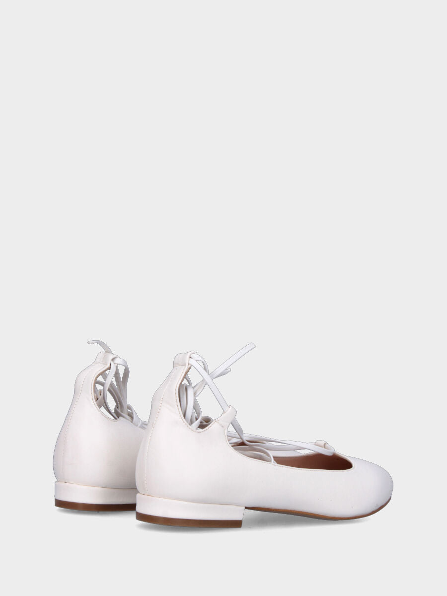 Ballerine blanche en cuir avec lacet à la cheville