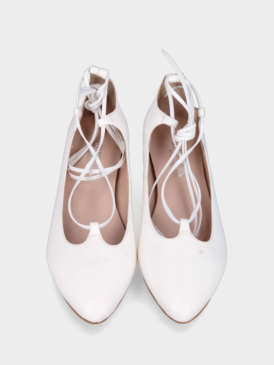 Ballerine blanche en cuir avec lacet à la cheville