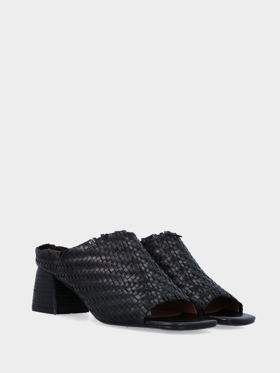 Mule noire en cuir tressé à bout carré