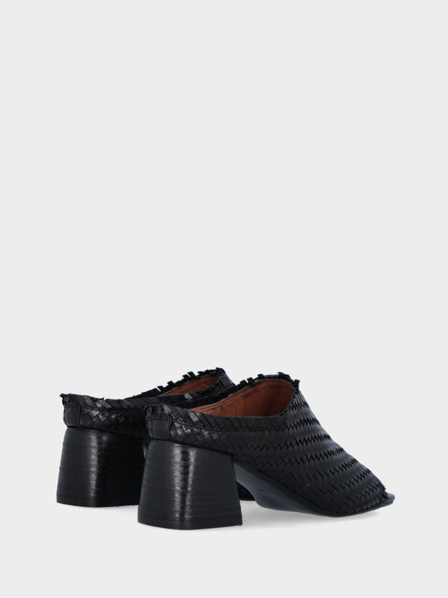 Mule noire en cuir tressé à bout carré