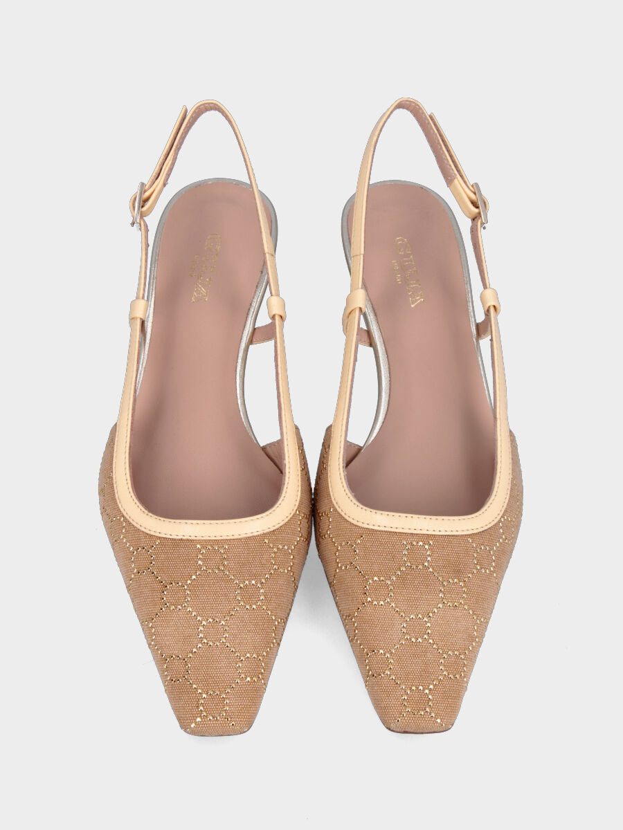 Slingbacks in tessuto jeans beige con borchie geometriche e tacco conico