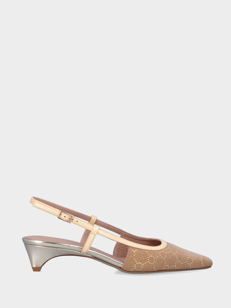 Slingbacks in tessuto jeans beige con borchie geometriche e tacco conico