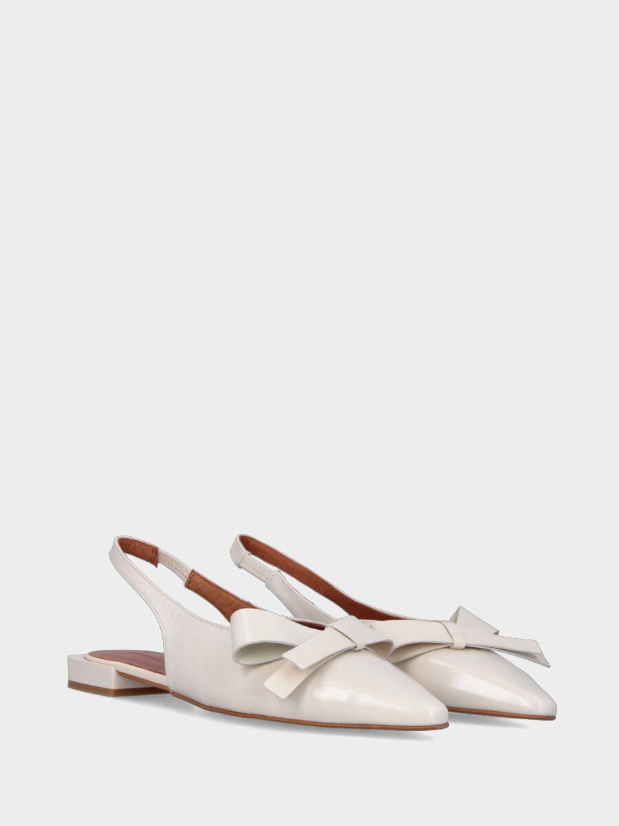 Slingback in vitello spazzolato bianco latte con fiocco e punta quadrata sfilata