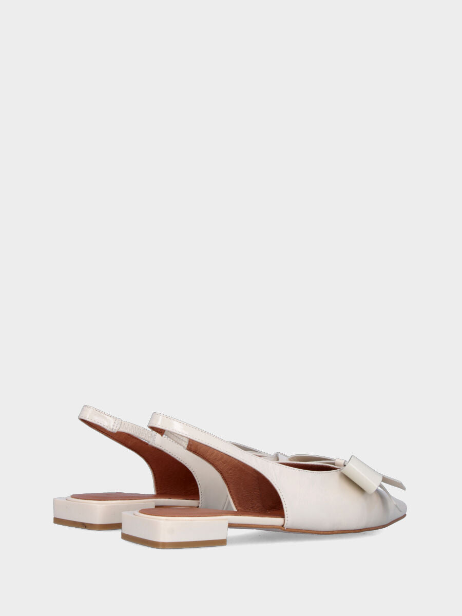 Slingback in vitello spazzolato bianco latte con fiocco e punta quadrata sfilata
