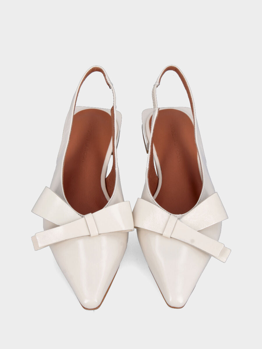 Slingback in vitello spazzolato bianco latte con fiocco e punta quadrata sfilata