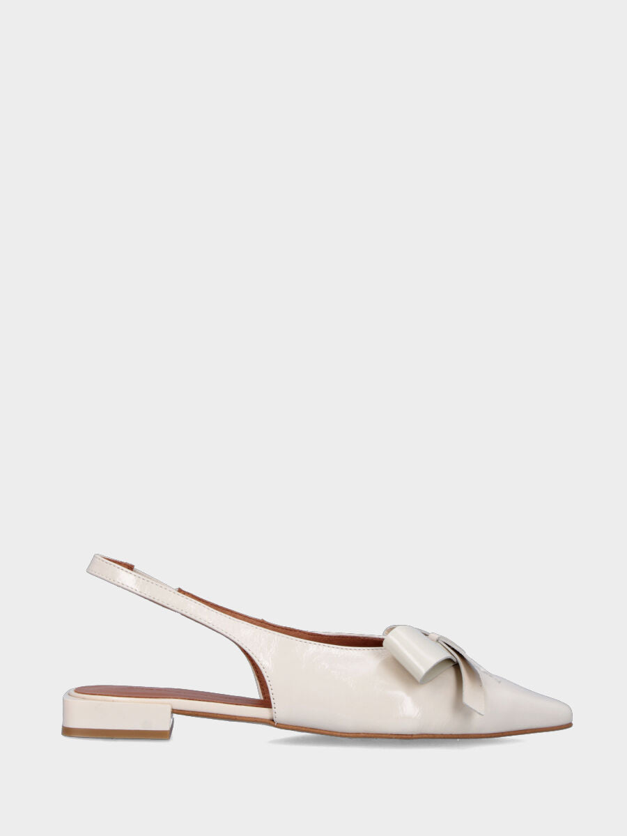 Slingback in vitello spazzolato bianco latte con fiocco e punta quadrata sfilata