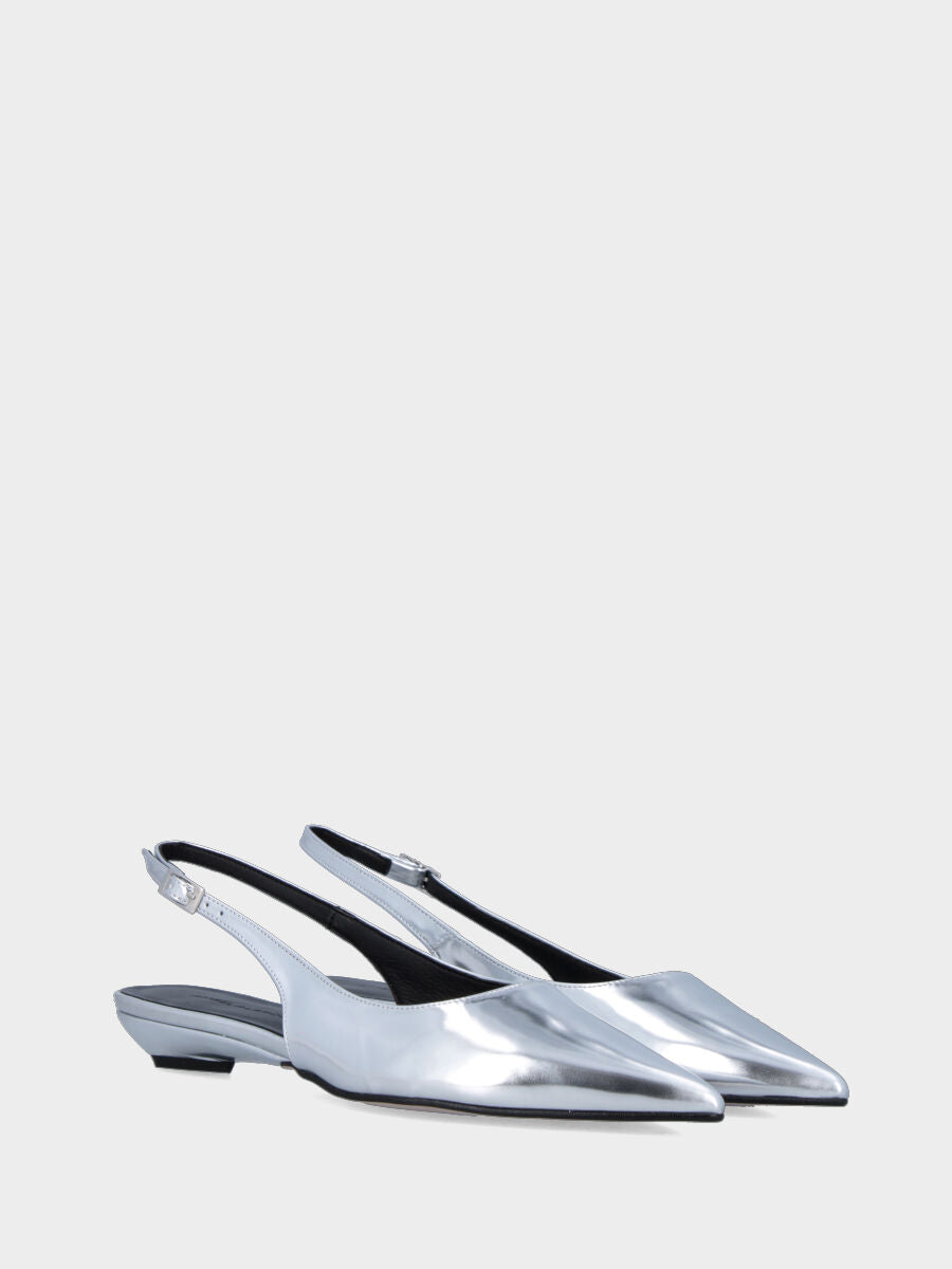 Slingback aus silbernem Laminat mit 30 mm Keilabsatz und spitz zulaufender Spitze