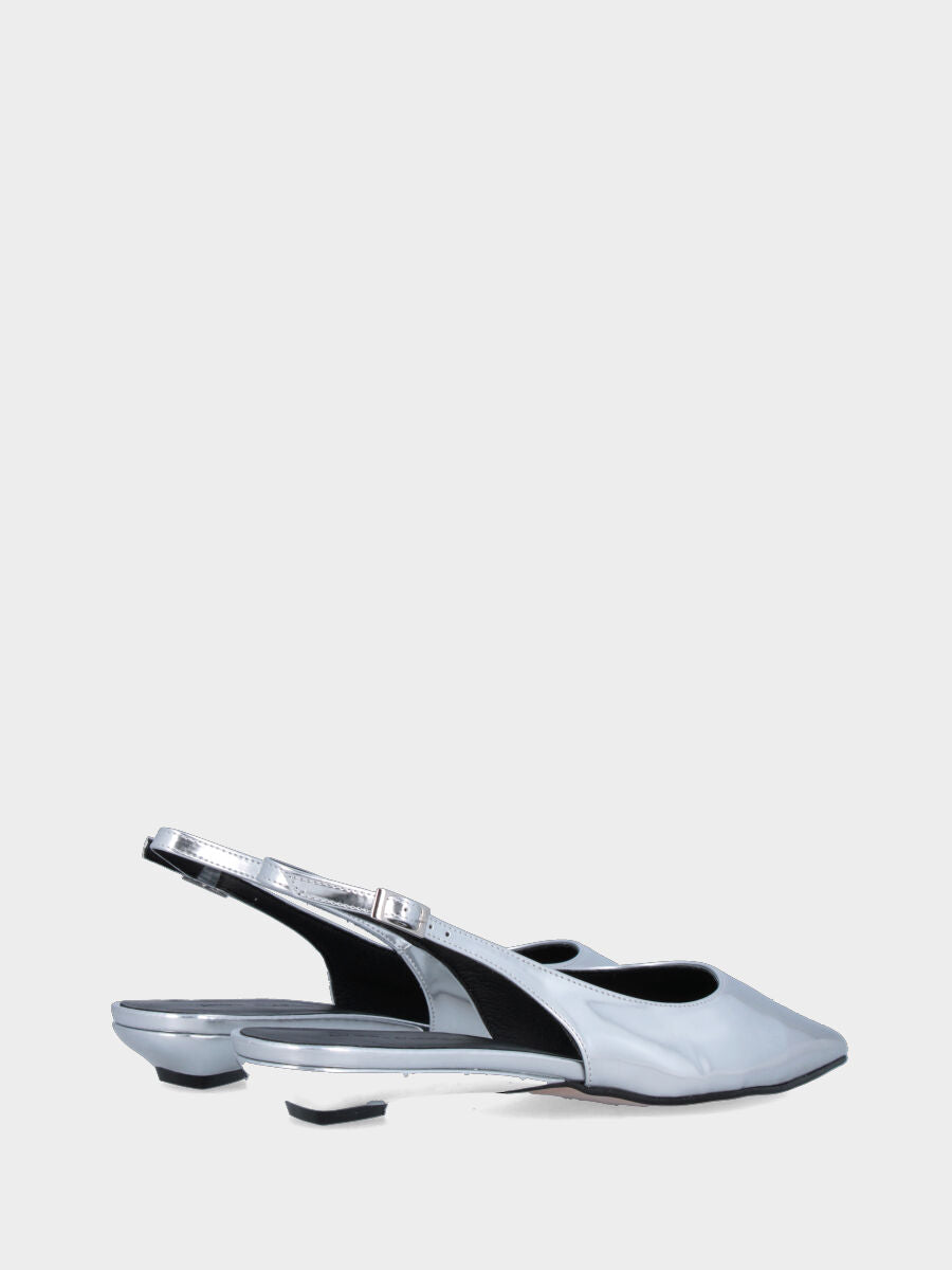 Slingback aus silbernem Laminat mit 30 mm Keilabsatz und spitz zulaufender Spitze