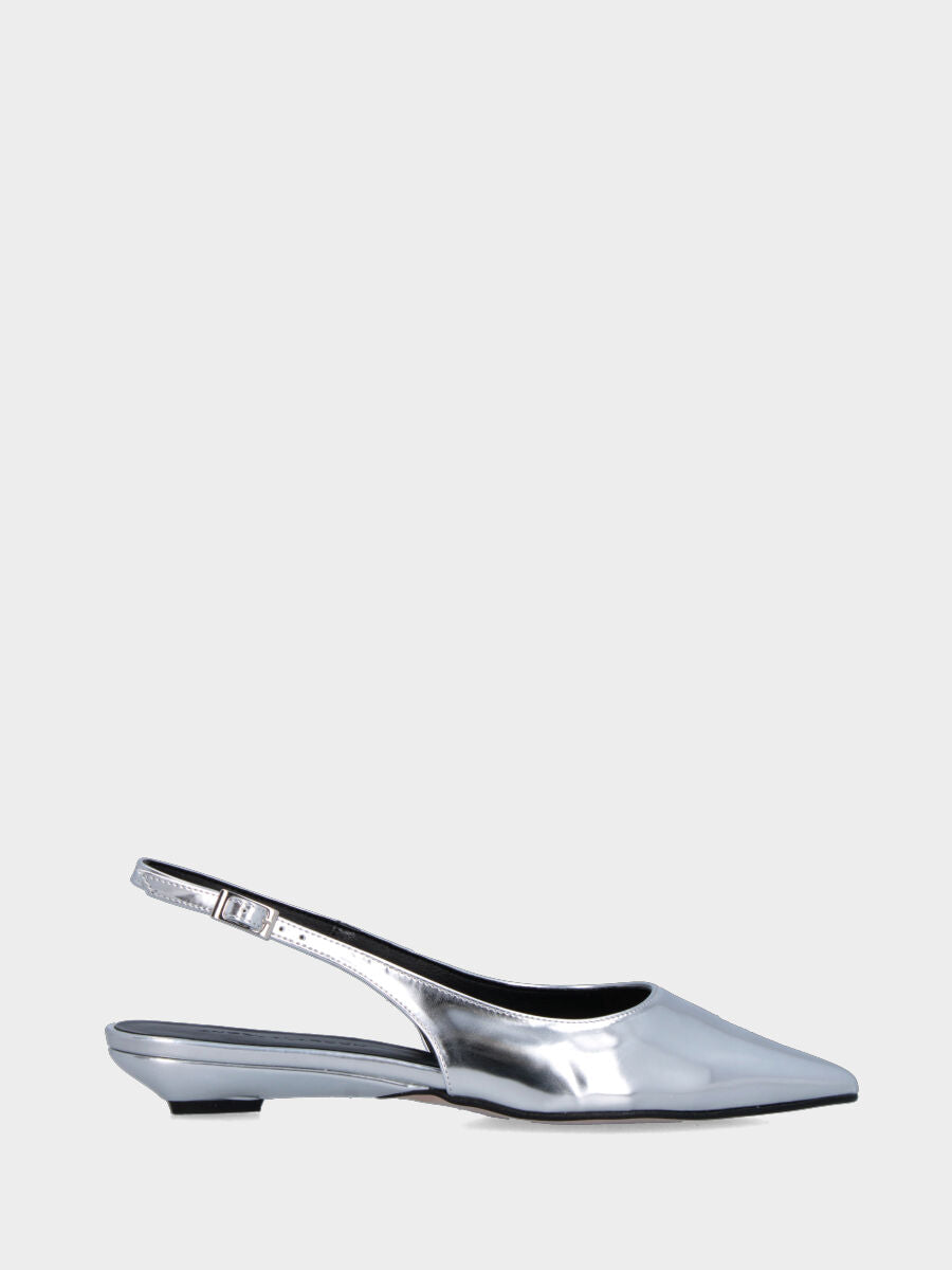 Slingback aus silbernem Laminat mit 30 mm Keilabsatz und spitz zulaufender Spitze