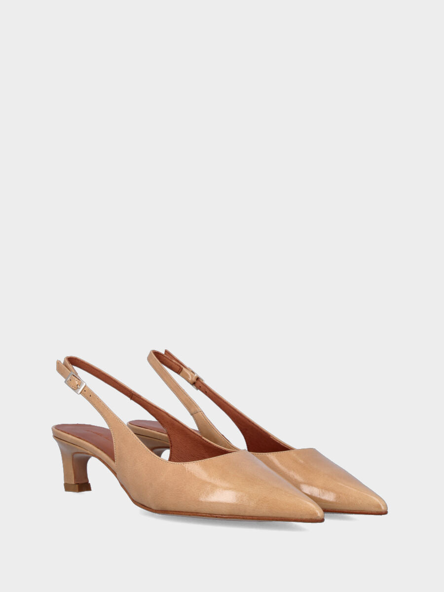 Slingback in vernice nude con tacco a coda e punta sfilata