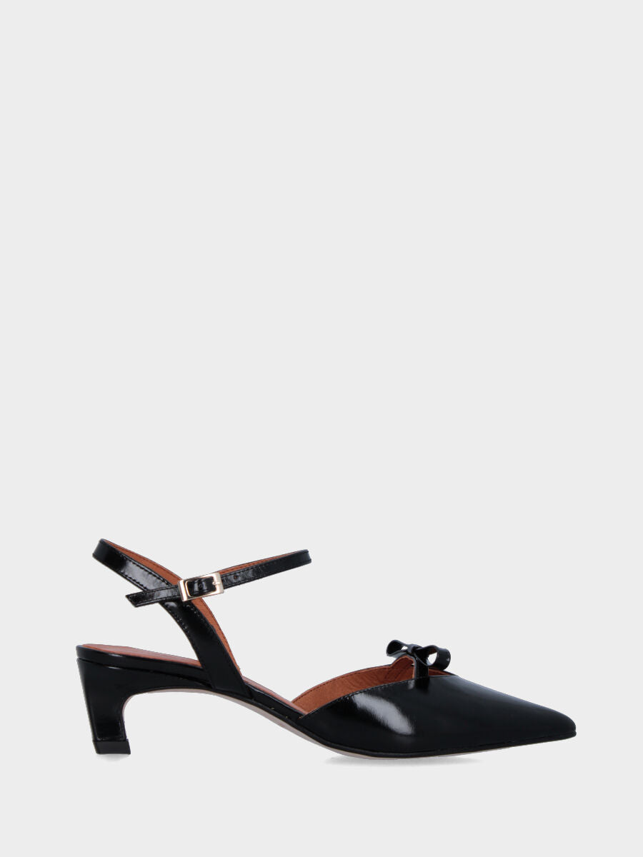 Slingback aus schwarzem Lackleder mit Pfennigabsatz und Schleife auf dem Rist