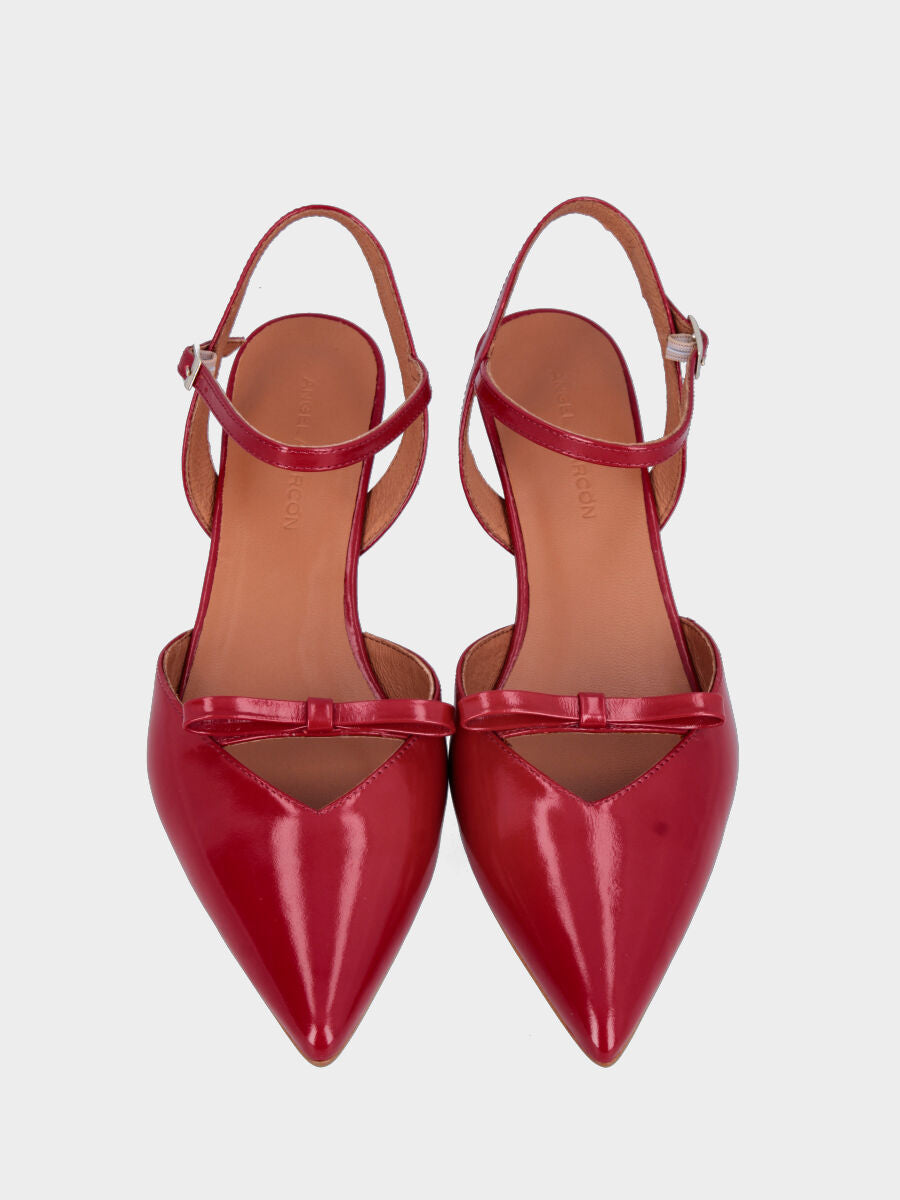 Slingback in vernice rossa con tacco a coda e fiocchetto sulla pianta