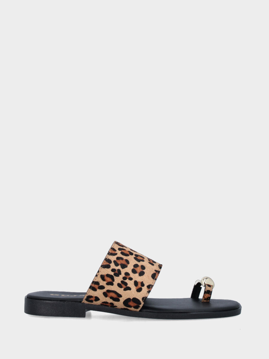 Ciabattina a infradito in cavallino leopardato con accessorio metallico