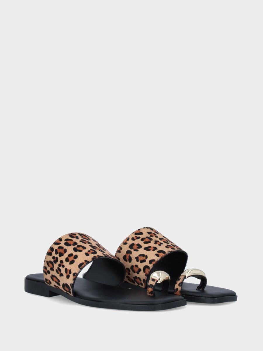 Ciabattina a infradito in cavallino leopardato con accessorio metallico
