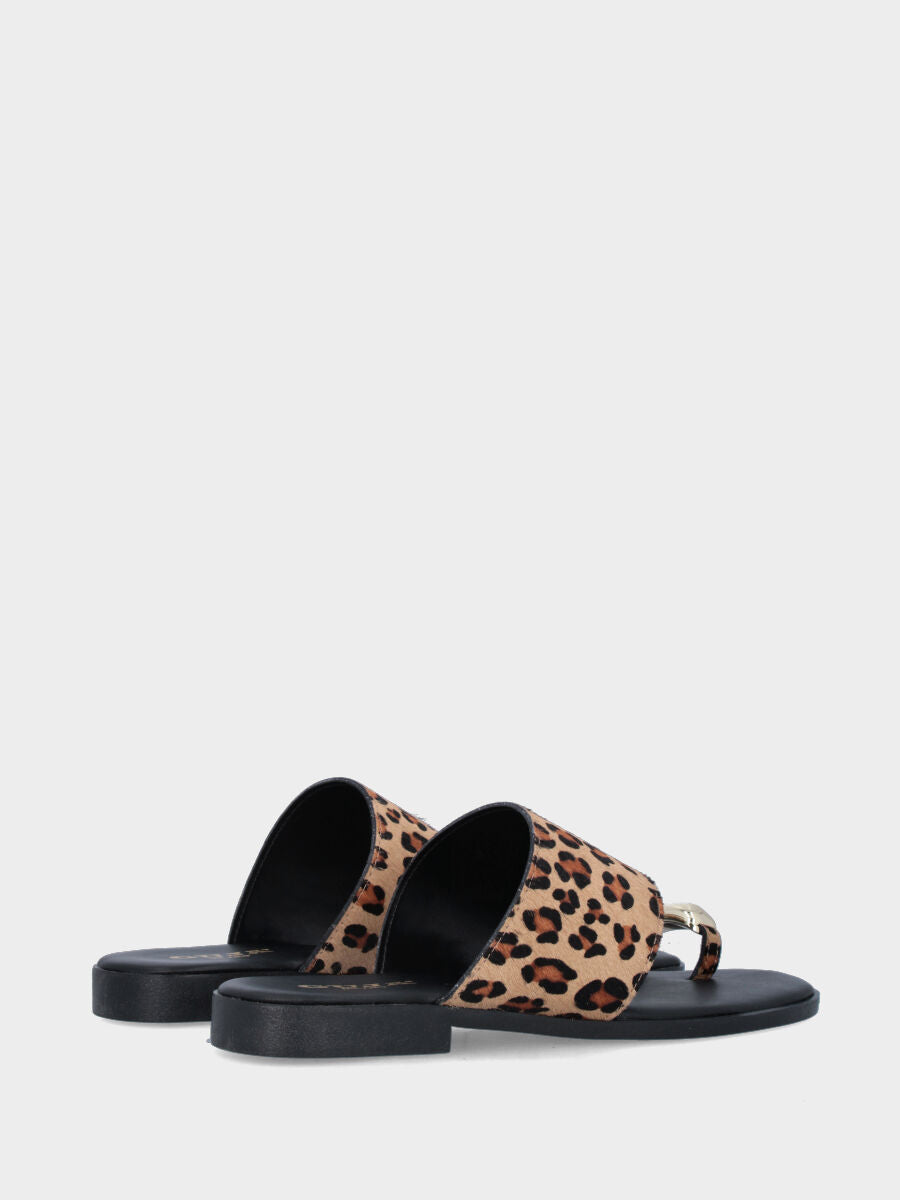 Ciabattina a infradito in cavallino leopardato con accessorio metallico