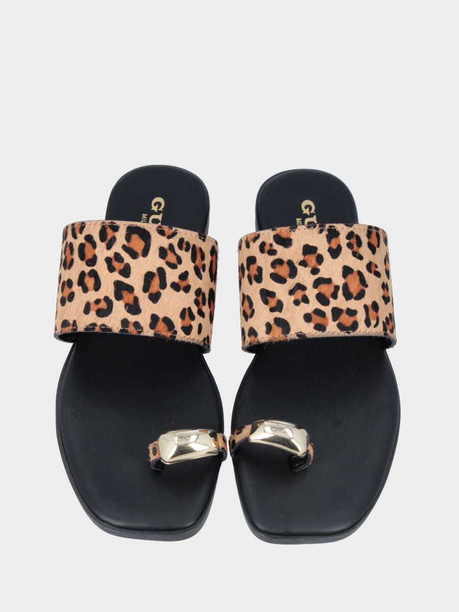 Ciabattina a infradito in cavallino leopardato con accessorio metallico