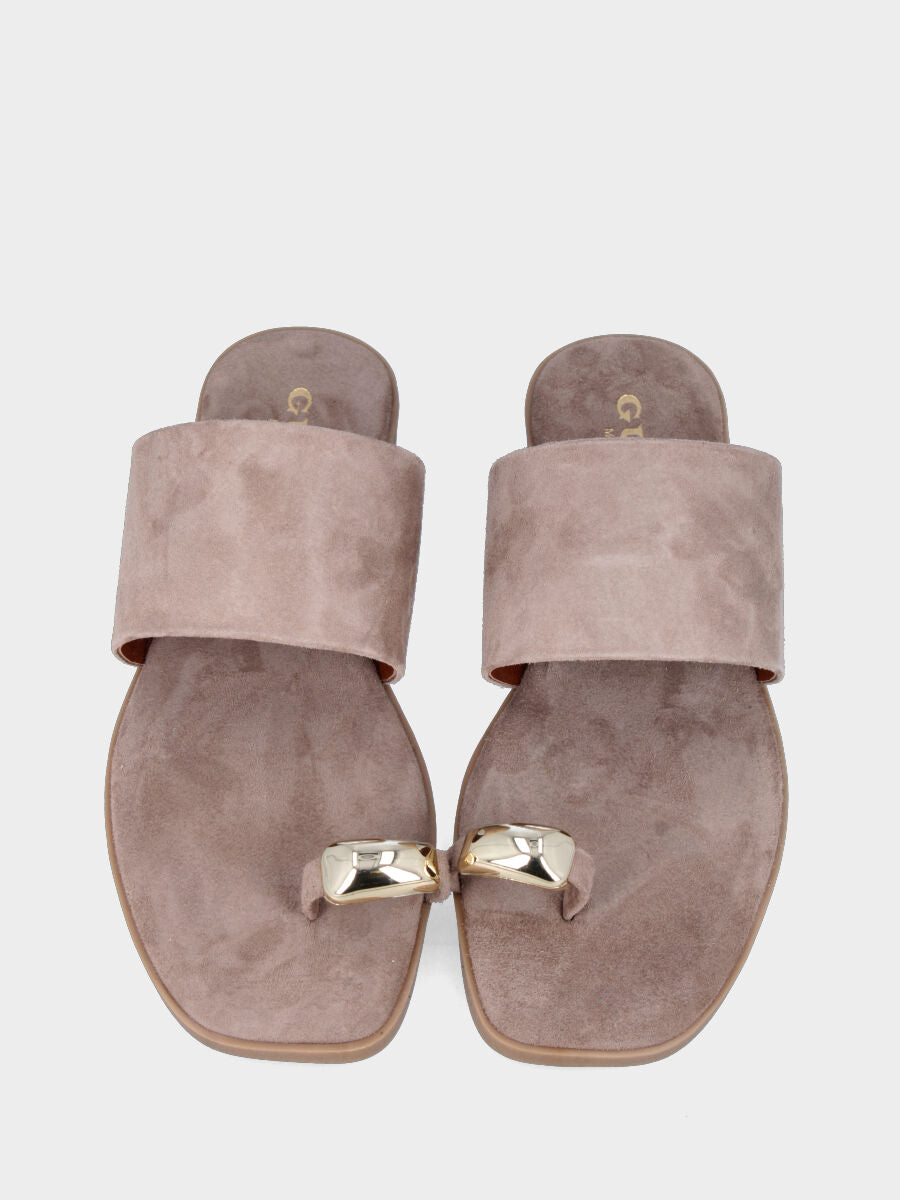 Ciabattina a infradito in camoscio grigio con accessorio metallico