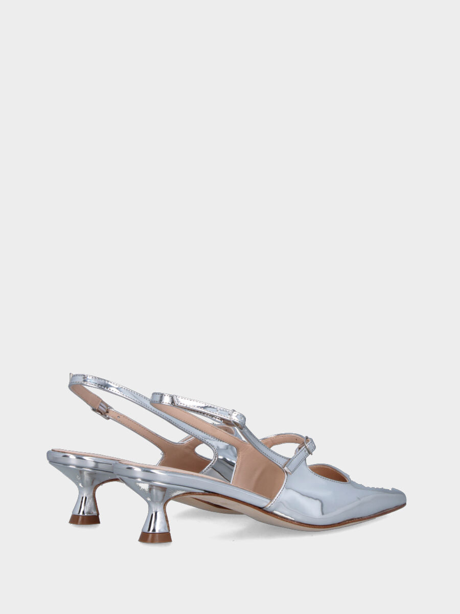 Slingback en laminé argenté avec bride à la cheville et talon en forme de calice