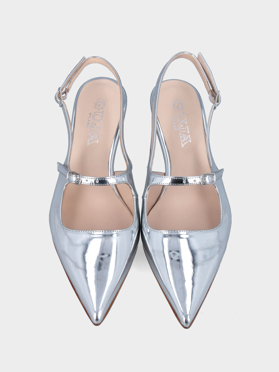 Slingback en laminé argenté avec bride à la cheville et talon en forme de calice