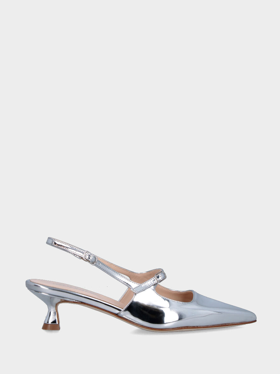 Slingback en laminé argenté avec bride à la cheville et talon en forme de calice