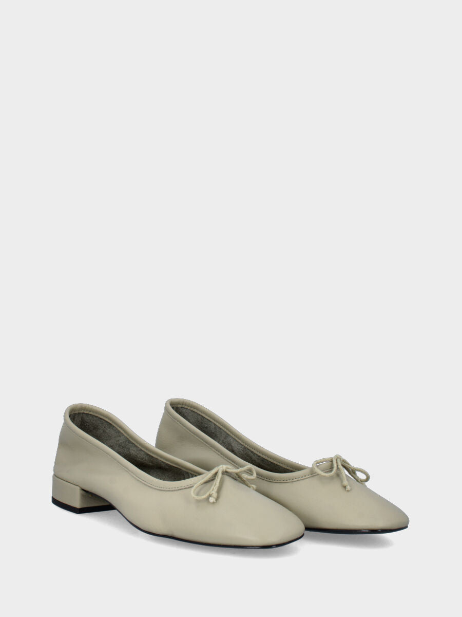 Ballerina in nappa verde salvia con fiocchetto sul collo